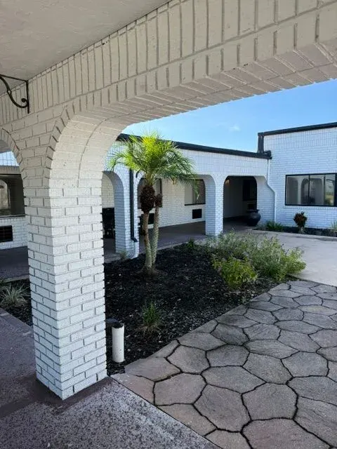 The arched breezeway onto the courtyard at Vivo Healthcare Sebring