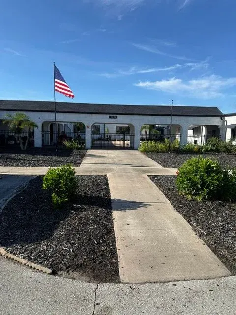 The front walk at Vivo Healthcare Sebring, flag flying beside the arcade